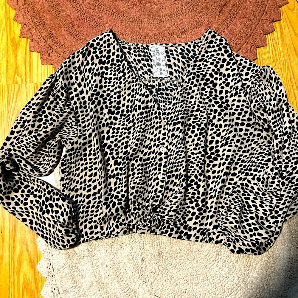 Sadie & Sage cheetah blouse sz M